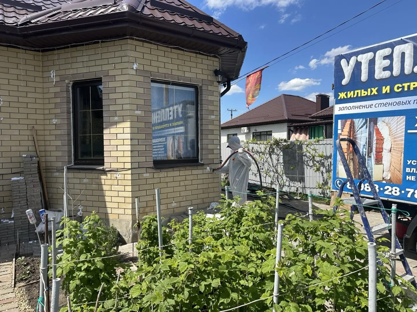 Заполнение пустот кирпичного дома пеноизолом на реальном объекте